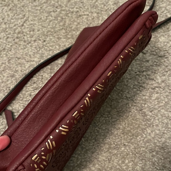 Wine colored crossbody purse. Circle design on outside. Good used condition - Picture 7 of 7